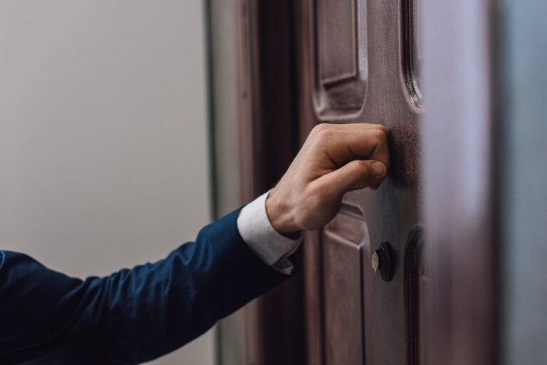 Five reasons to use customized door hangers 